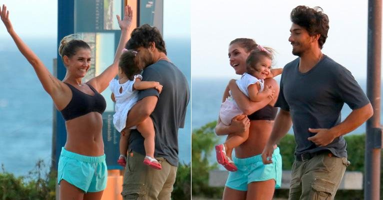 Deborah Secco: diversão com o marido e filha na praia - Delson Silva/AgNews