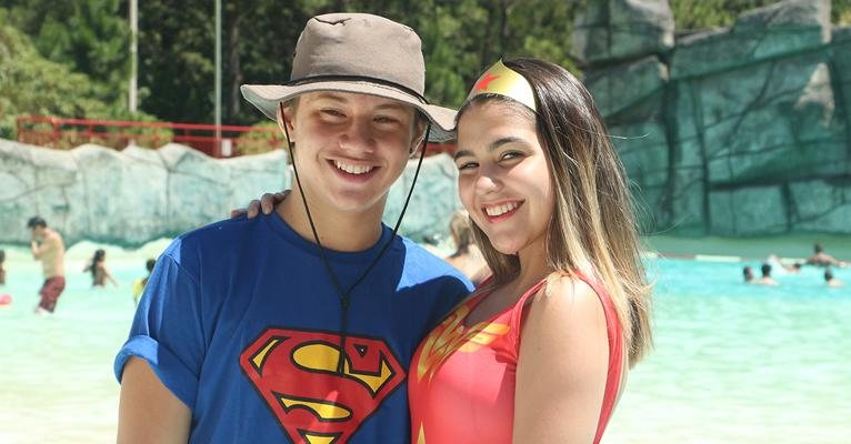 Ana Vitória Zimmermann e Leo Belmonte se divertem em parque aquático - Divulgação Magic City
