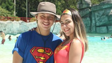 Ana Vitória Zimmermann e Leo Belmonte se divertem em parque aquático - Divulgação Magic City