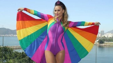 Carolina Dieckmann se fantasia de arco-íris para carnaval no Rio - Thyago Andrade- Brazilnews