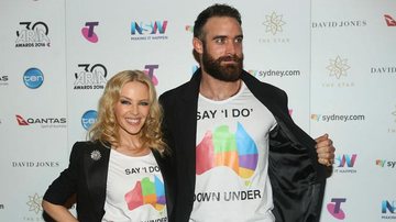 Kylie Minogue e Joshua Sasse - Getty Images