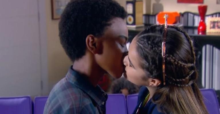 Zeca (Jean Paulo Campos) e Juju (Maisa Silva) se beijam na novela Carinho de Anjo - SBT/Divulgação