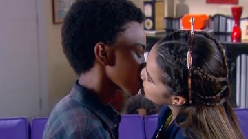 Zeca (Jean Paulo Campos) e Juju (Maisa Silva) se beijam na novela Carinho de Anjo - SBT/Divulgação