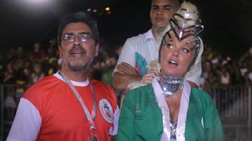 Xuxa recebe o carinho de Junno Andrade no desfile - AgNews