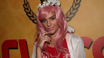 Isabella Santoni rouba a cena com peruca rosa e roupa sexy em camarote - AgNews