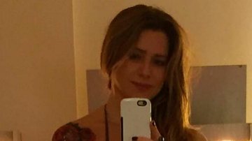 Letícia Spiller posa de biquíni em frente ao espelho - Reprodução Instagram