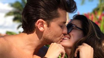 Camila Queiroz dá beijão em Klebber Toledo - Reprodução/ Instagram