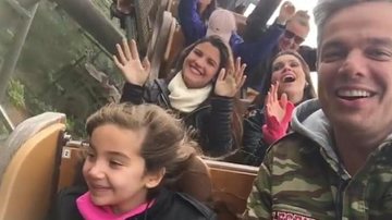 Otaviano Costa se diverte com a família em montanha russa nos EUA - Instagram/Reprodução