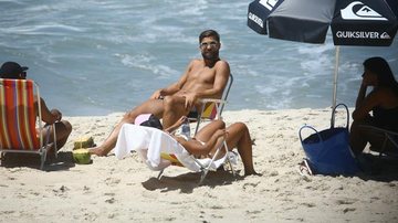 Jogador Diego curte dia na praia com a família - Delson Silva / AgNews
