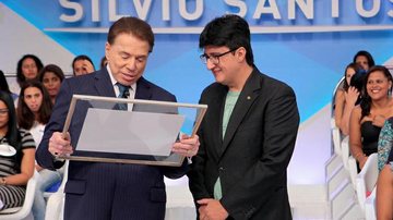 Silvio Santos recebe diploma em seu programa - Lourival Ribeiro/ SBT