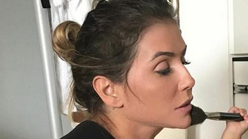 Deborah Secco aparece sendo maquiada pela filha - Reprodução / Instagram