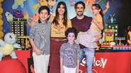O casal Suzana Gullo e Marcos Mion com os filhos Stefano, Romeo e Donatella - Manuela Scarpa/Brazil News