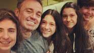 Gugu Liberato com a família - Reprodução / Instagram
