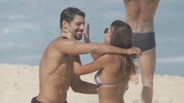 Cauã Reymond e Mariana Goldfarb namoram em praia do Rio - Delson Silva/ AgNews