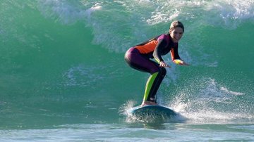Isabella Santoni dá show em aula de surfe no Rio - Dilson Silva/AgNews