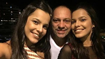 Volnei Alves posa com as filhas gêmeas Emilly e Mayla - Instagram/Reprodução