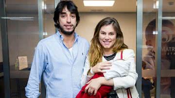 Bruna Hamú e o noivo deixam a maternidade com o filho no colo - Manuela Scarpa/BrazilNews