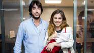 Bruna Hamú e o noivo deixam a maternidade com o filho no colo - Manuela Scarpa/BrazilNews