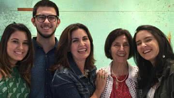 Fátima Bernardes com os filhos Beatriz, Vinícius e Laura, e a mãe, Eunice - Instagram/Reprodução