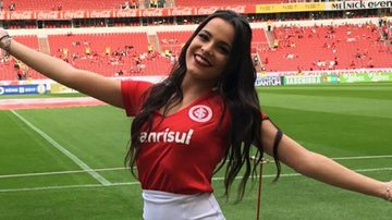 Emilly Araújo mostra homenagem à mãe feita durante partida de futebol: 'Dá para acreditar?' - Reprodução Instagram
