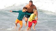 Rodrigo Hilbert se diverte com Francisco e João em praia no Rio - AgNews