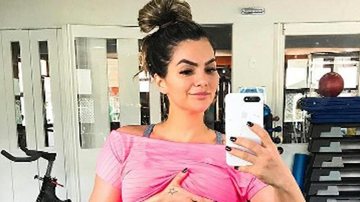 Kelly Key levanta a blusa para mostrar a barriga sarada 4 meses após dar à luz - Instagram/Reprodução
