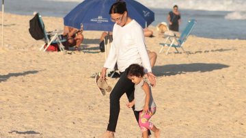 Carolina Ferraz curte dia na praia com a filha caçula - AgNews