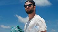Chris Hemsworth e Brie Larson ajudam a limpar praia - Reprodução