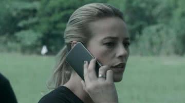 Personagem de Paolla Oliveira atende o celular de ponta cabeça em A Força do Querer - TV Globo/Reprodução