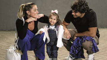 O sorriso de Maria com os pais na chegada ao show, no Rio - Roberto Filho/Brazil News