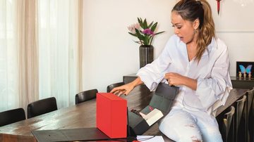 A apresentadora da Record mostra os gifts premium de sua Caras Best Wishes, uma caixa com mimos-desejo de várias grifes, como Baccarat, Montblanc, SpaDios, Korres, Coach e Vivara. Vem ver - Caras Digital