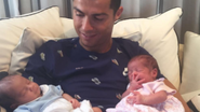 Cristiano Ronaldo com os filhos gêmeos - Instagram/Reprodução