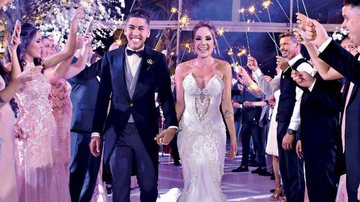 Após o ‘sim’, os noivos abrem o salão iluminados pelos convidados - Silvio Eugênio