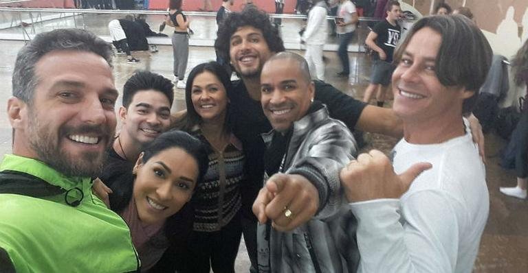 Carlos Bonow e os participantes de 'Dancing Brasil' - Divulgação
