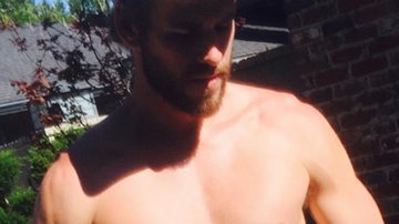 Liam Hemsworth posa de micro shorts em foto ousada - Reprodução / Instagram