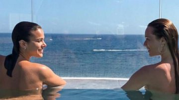 Mariana Ximenes e Bruna Marquezine posam em piscina - Reprodução/ Instagram