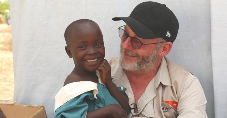 Liam Cunningham visita maior campo de refugiados - Divulgação