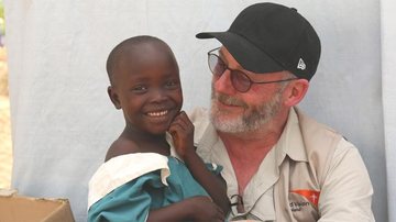 Liam Cunningham visita maior campo de refugiados - Divulgação
