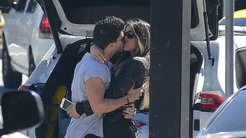 Mayra Cardi é recebida aos beijos pelo namorado, Arthur Aguiar - William Oda/ AgNews