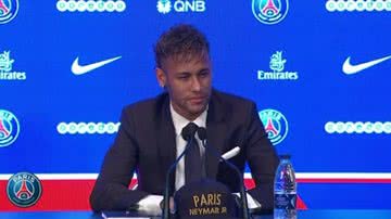 De terno, Neymar Jr. é apresentado no PSG - Reprodução