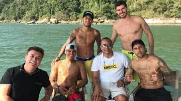 David Brazil posa com Neymar, Neymar Jr., Bruninho, Thiago Silva e Daniel Alves - Instagram/Reprodução