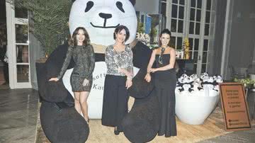 Taciele Alcolea, Claudia Matarazzo e Lucila Zahran posam com o mascote da Karsten - João Passos