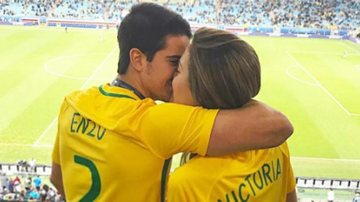 Enzo Celulari beija a namorada e se declara - Reprodução / Instagram