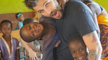 Bruno Gagliasso brinca com crianças na África - Reprodução/ Instagram