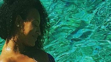 Sheron Menezzes exibe seu barrigão em banho de piscina - Reprodução / Instagram