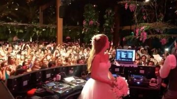 Marina Ruy Barbosa joga o buquê para as convidadas de seu casamento - Instagram/Reprodução