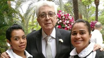 Aguinaldo Silva posa com funcionárias de buffet no casamento de Marina Ruy Barbosa e Xandinho Negrão - Instagram/Reprodução