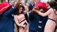 Kate Middleton dança com urso em estação de trem - Getty Images