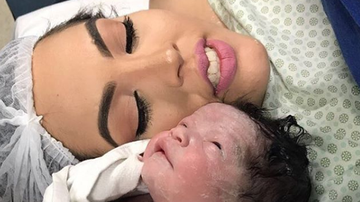 Mãe foi criticada por estar maquiada na sala de parto - reprodução/instagram