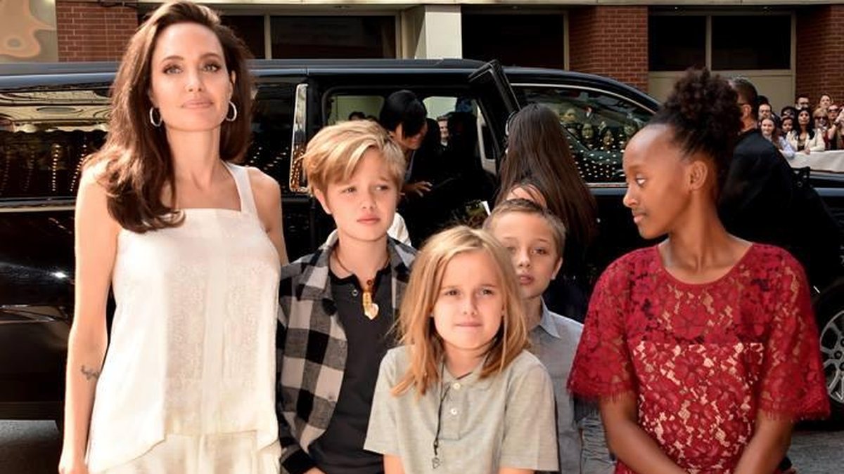 Angelina Jolie passeia por Roma com 5 dos seus 6 filhos com Brad